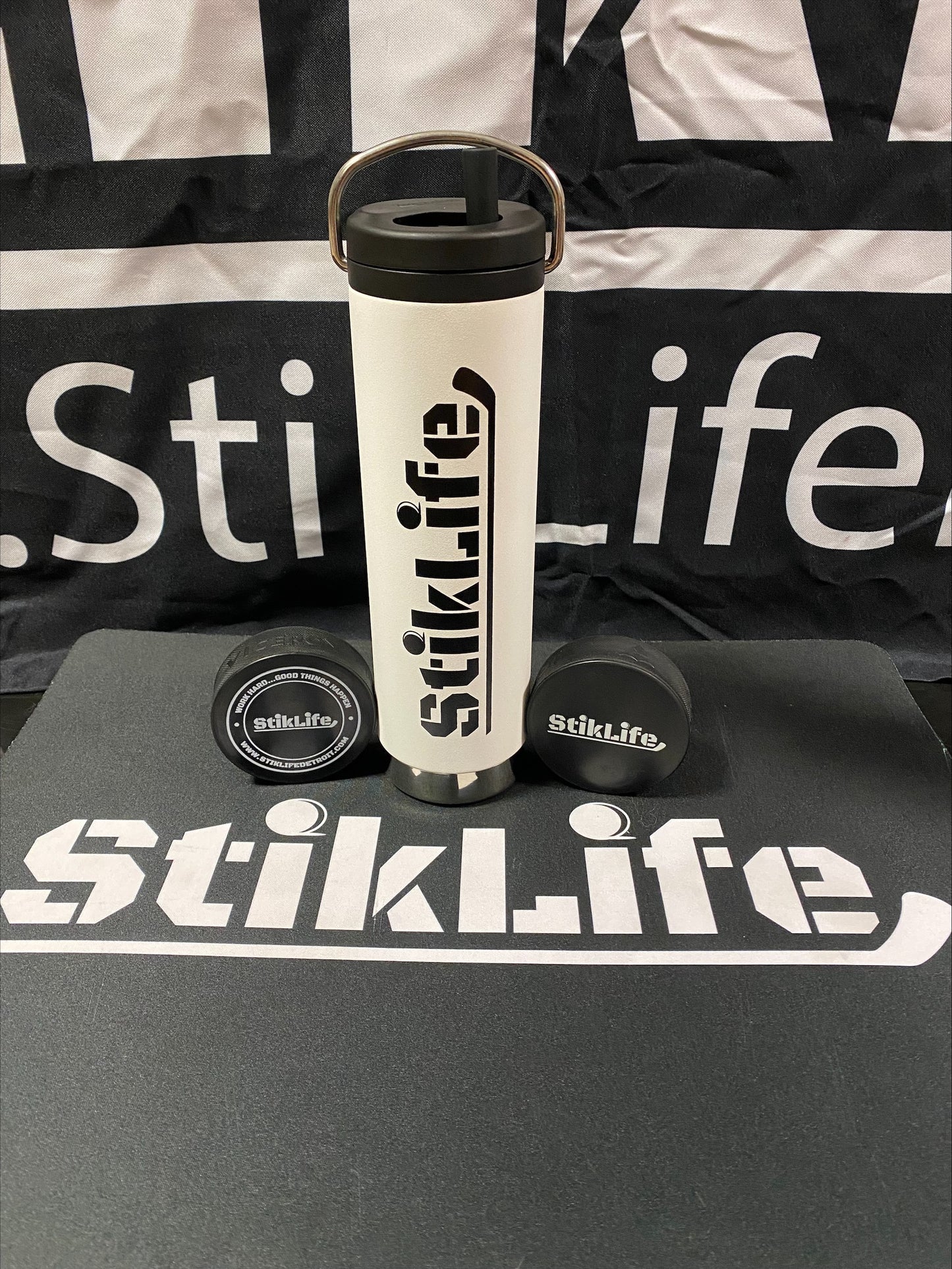 20 oz Insulated Water Bottle with Twist Up Cap