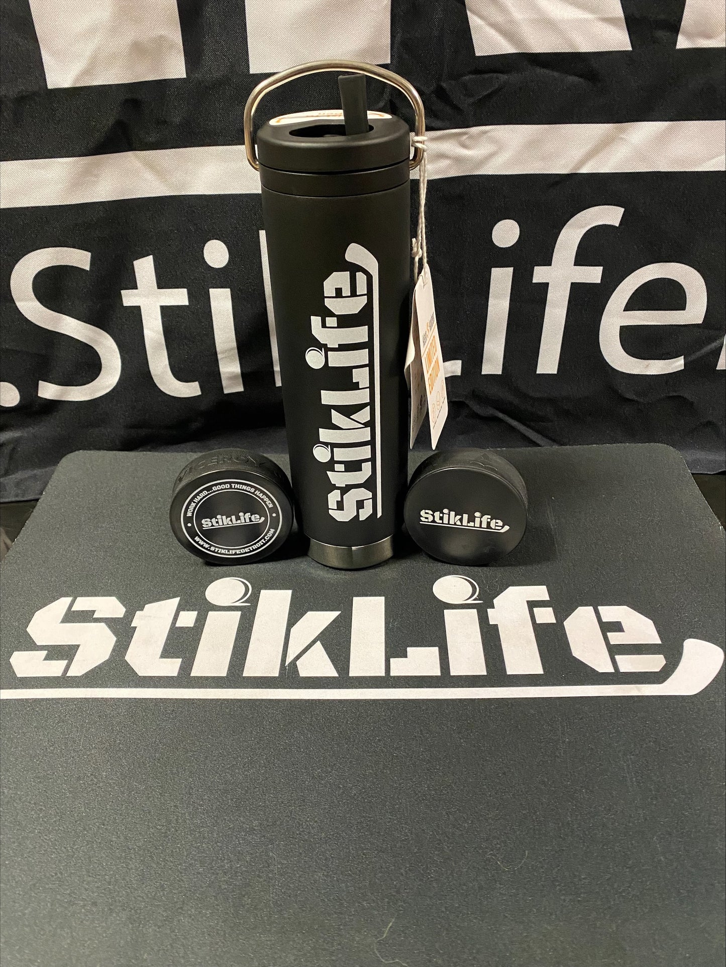 20 oz Insulated Water Bottle with Twist Up Cap